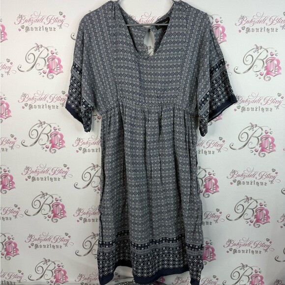 Wendy Bellissimo Dresses & Skirts - Wendy Bellissimo dress floral print blue Navy and White Geometric Dress keyhole